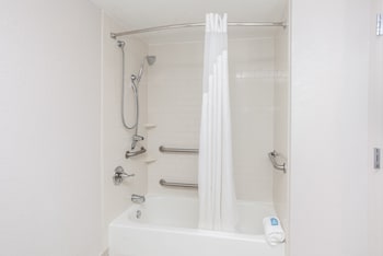 Room, 2 Queen Beds, Accessible, City View (Communication, Accessible Tub)