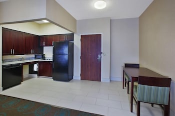 Suite, 2 Queen Bedroom w/ Sofa Bed and Kitchen