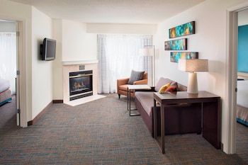 Suite, 2 Bedrooms (Mobility Accessible, Roll-In Shower)