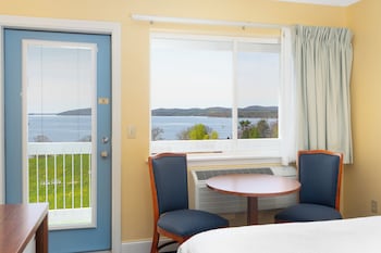 Deluxe Room, 2 Queen Beds, Fireplace, Bay View