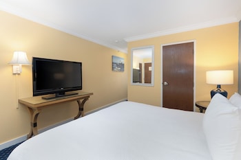Superior Room, 1 King Bed, Balcony, Bay View