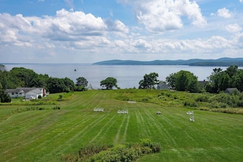 Deluxe Room, 1 King Bed, Fireplace, Bay View