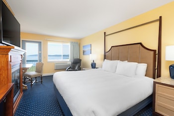Deluxe Room, 1 King Bed, Fireplace, Bay View