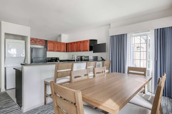 2 Bedroom 2 Kg Suite W/balcony Full Kitchen