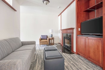 2 Bedroom 2 Kg Suite W/balcony Full Kitchen