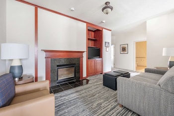2 Bedroom 2 Kg Suite W/balcony Full Kitchen