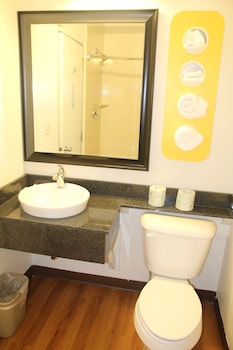 Deluxe Room, 1 Queen Bed, Non Smoking, Refrigerator & Microwave