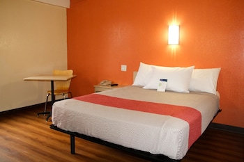 Deluxe Room, 1 Queen Bed, Non Smoking, Refrigerator & Microwave