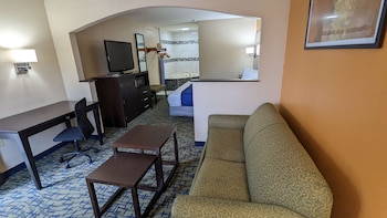 Standard Room, 1 King Bed, Smoking, Jetted Tub
