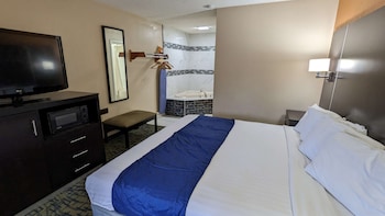 Standard Room, 1 King Bed, Smoking, Jetted Tub