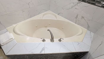 Standard Room, 1 King Bed, Smoking, Jetted Tub