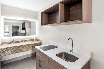 Room, 1 King Bed, Non Smoking, Kitchenette (Kitchenette)
