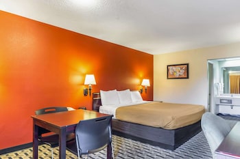Standard Room, 1 King Bed