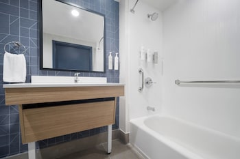 Room, 1 King Bed, Accessible, Bathtub (Mobility & Hearing)