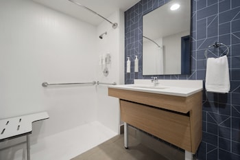 Room, 1 King Bed, Accessible (Mobility & Hearing, Roll-in Shower)