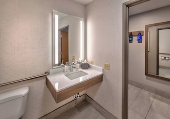 Standard Room, 1 King Bed, Accessible (Mobil Access Tub)