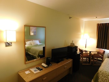 Room, 2 Queen Beds, Smoking (Pet Friendly)