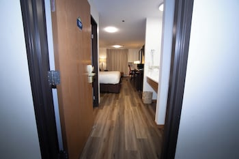 Room, 1 King Bed, Mobility Accessible, Non Smoking (Mobility, Roll-in Shower)
