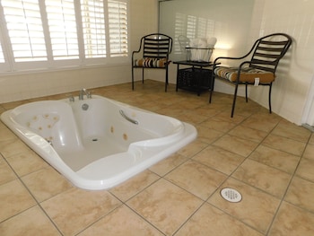 Premium Suite, 1 King Bed, Jetted Tub, Annex Building
