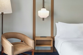 Room, 1 King Bed (Hearing Accessible)
