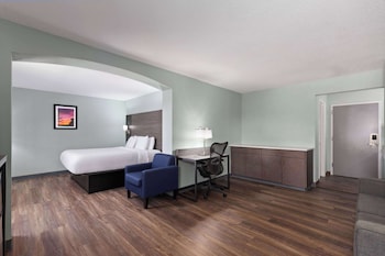 Suite, 1 King Bed, Non Smoking
