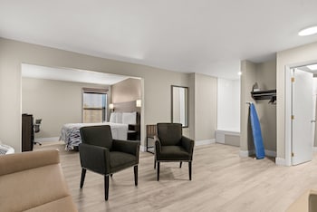 Suite Room, 1 King Bed, Non Smoking, Jetted Tub