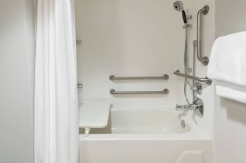 Room, 2 Queen Beds, Accessible Bathtub