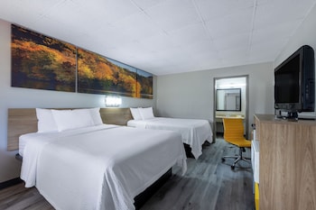 Room, 2 Queen Beds, Smoking