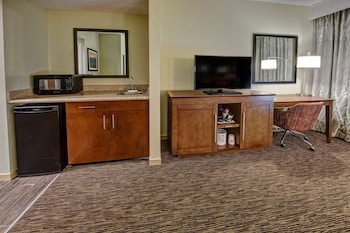Studio, 1 King Bed, Refrigerator & Microwave (Wet Bar)