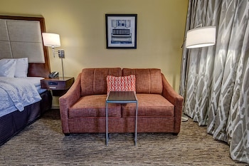 Studio, 1 King Bed, Refrigerator & Microwave (Wet Bar)