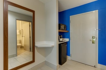 Suite, 1 King Bed with Sofa bed, Accessible (Communications)