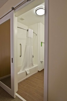 Room, 2 Queen Beds (Tub/Shower Combo)