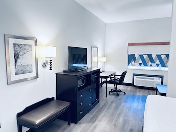 Suite, 1 King Bed, Accessible, Non Smoking (Mobility, Tub w/ Grab Bar)