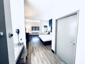 Suite, 1 King Bed, Accessible, Non Smoking (Mobility, Tub w/ Grab Bar)