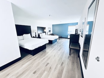 Suite, 2 Queen Beds, Non Smoking
