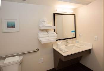 Room, 2 Queen Beds, Accessible, Bathtub