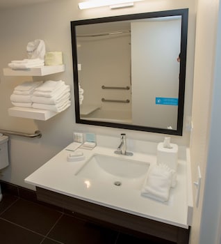 Room, 2 Queen Beds, Accessible, Bathtub