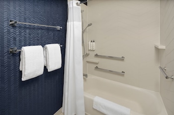 Room, 2 Queen Beds, Roll-in Shower