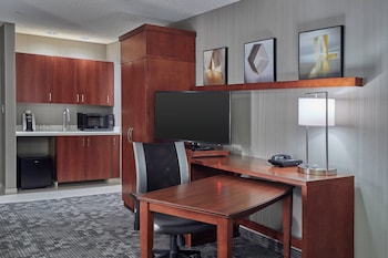 Suite, 1 King Bed with Sofa bed (Mobility/Hearing Access, Roll-in Shwr)