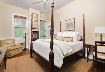 Room 17, Queen Room (The Cottage)