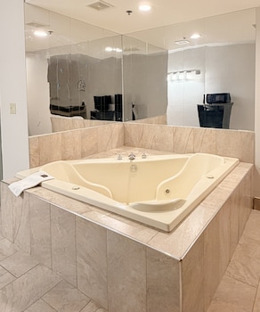 Jacuzzi w/ hot tub