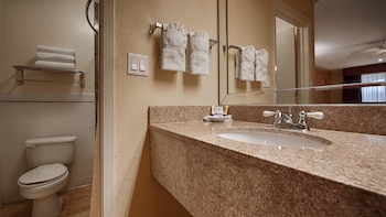 Deluxe Room, 1 King Bed, Non Smoking, Refrigerator & Microwave