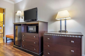 Standard Room, 1 King Bed, Accessible, Ground Floor