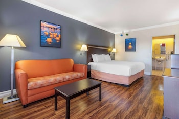 Standard Room, 1 King Bed, Accessible, Ground Floor