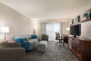 Suite, 1 King Bed with Sofa bed, Corner