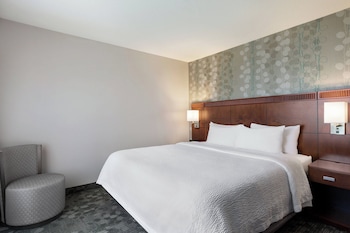 Suite, 1 King Bed with Sofa bed, Corner