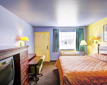 Room, 1 King Bed, Smoking
