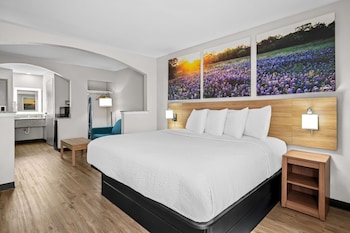 Suite, 1 King Bed, Accessible, Non Smoking (Mobility/Hearing, Roll-In Shower)