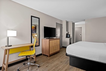 Room, 1 King Bed, Accessible, Non Smoking (Mobility/Hearing, Roll-In Shower)