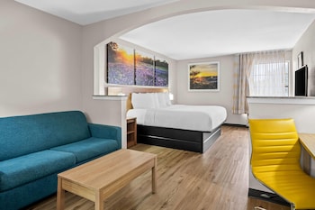 Suite, 1 King Bed, Accessible, Non Smoking (Mobility/Hearing, Roll-In Shower)